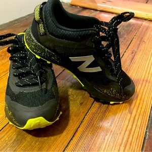 Like new Boys youth New Balance Arishi trainer sneakers